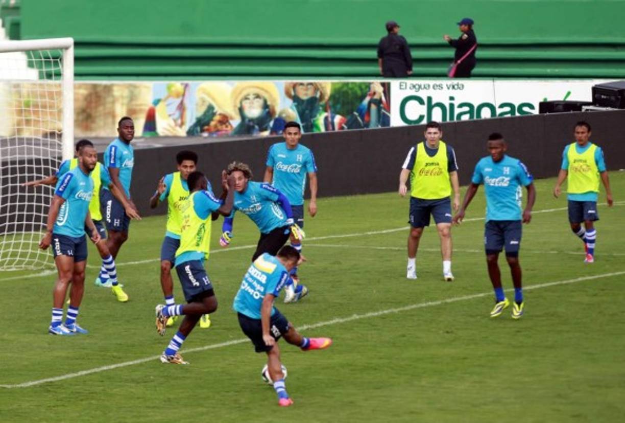 Roger Rojas saca un disparo al arco ante un mar de piernas.