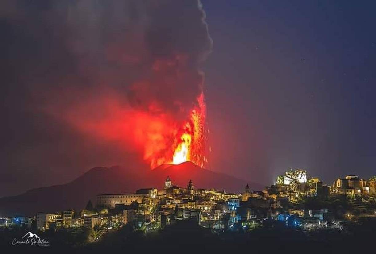 La erupción del Etna, el mayor volcán activo de Europa situado en la isla italiana de Sicilia (sur), ha vuelto a intensificarse en las últimas horas, con la emisión de una colada de lava y la expulsión de una columna de cenizas de 6,000 metros de altura, que cayeron en varias localidades cercanas.