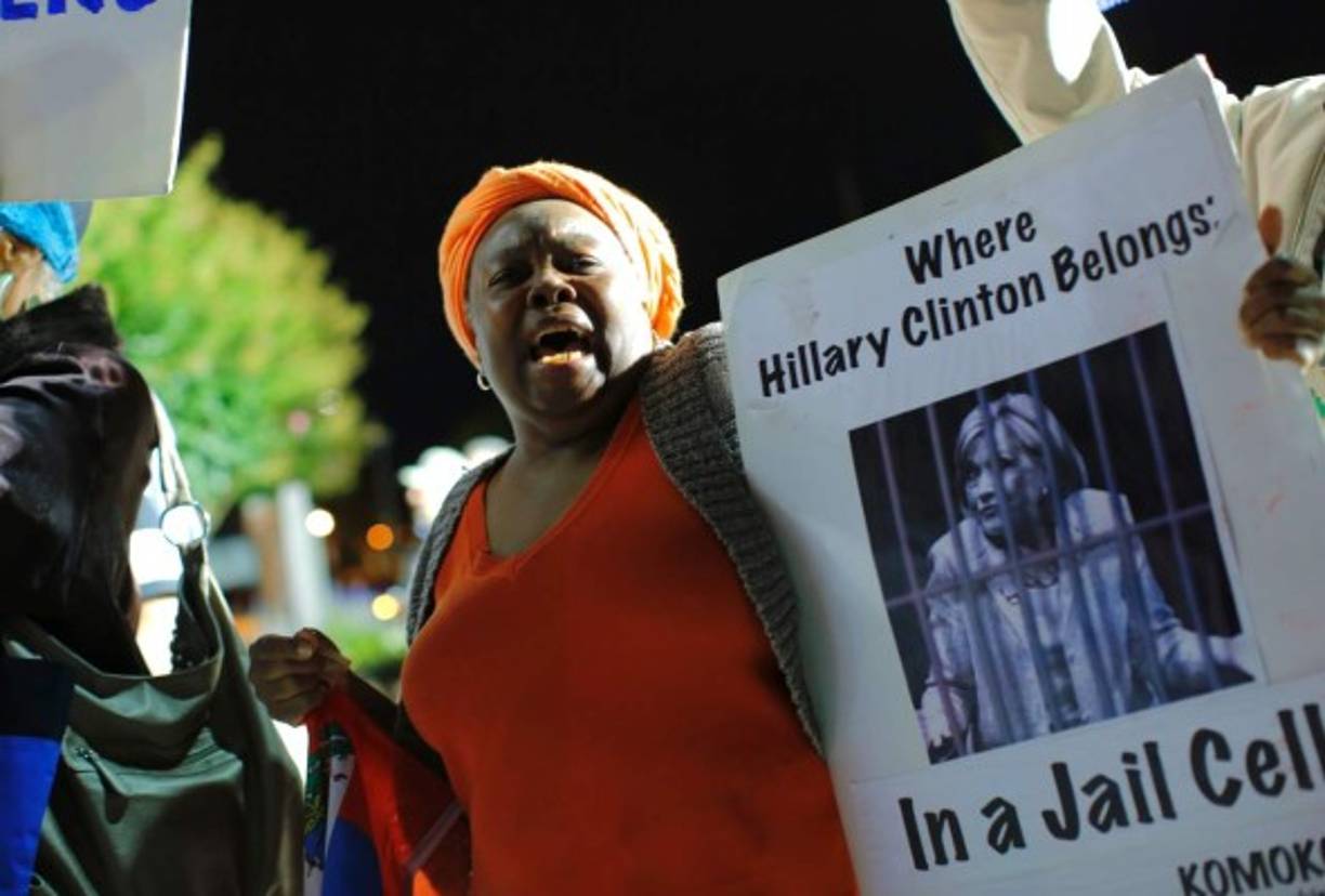 Esta manifestante tiene muy claro dónde le gustaría que estuviera la candidata por el Partido Demócrata.