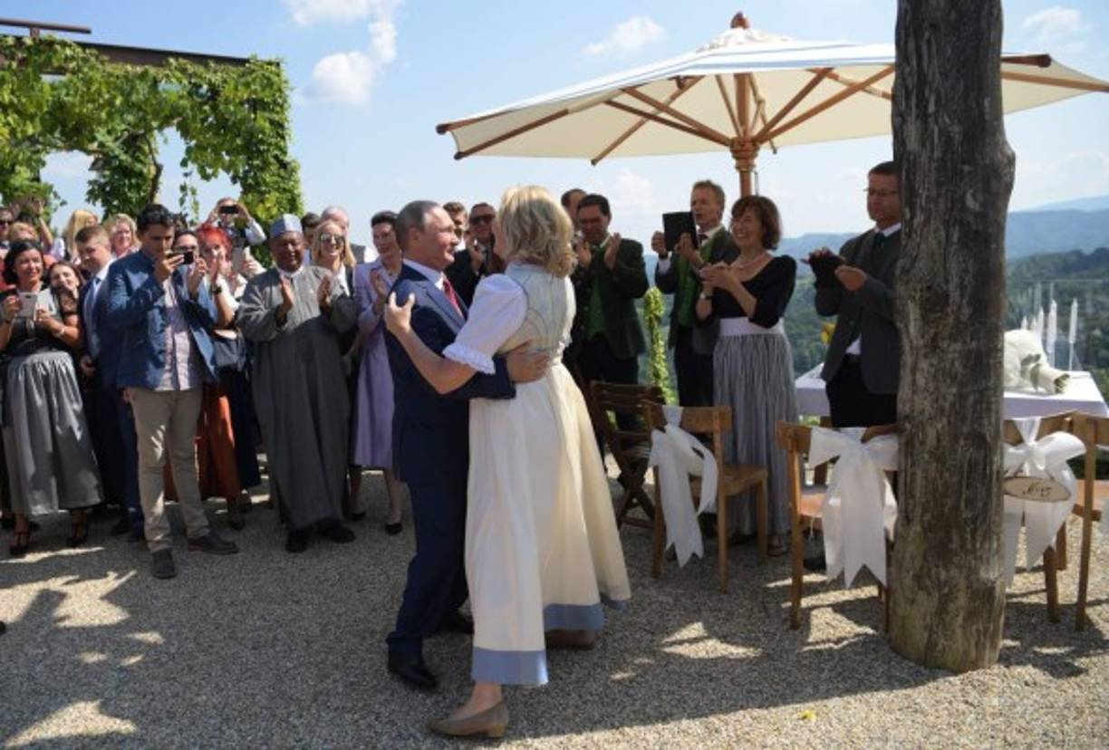 Tras el baile, Putin pronunció un brindis en alemán en el que 'expresó su agradecimiento por haber tenido la oportunidad de visitar la acogedora Austria'.