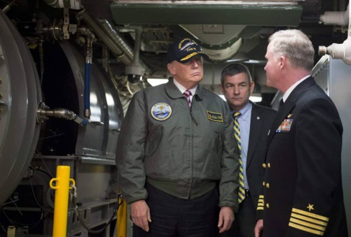 El mandatario estadounidense también visitó una base militar en Virginia donde utilizó una chaqueta de las Fuerzas Armadas, algo que fue cuestionado por los veteranos.