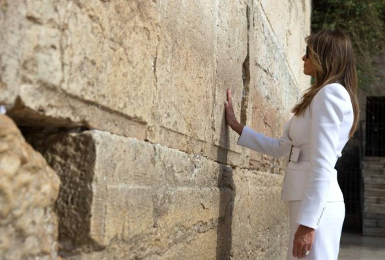 Durante su histórica visita al muro de los Lamentos, Melania optó por un traje blanco del diseñador estadounidense Michael Kors.