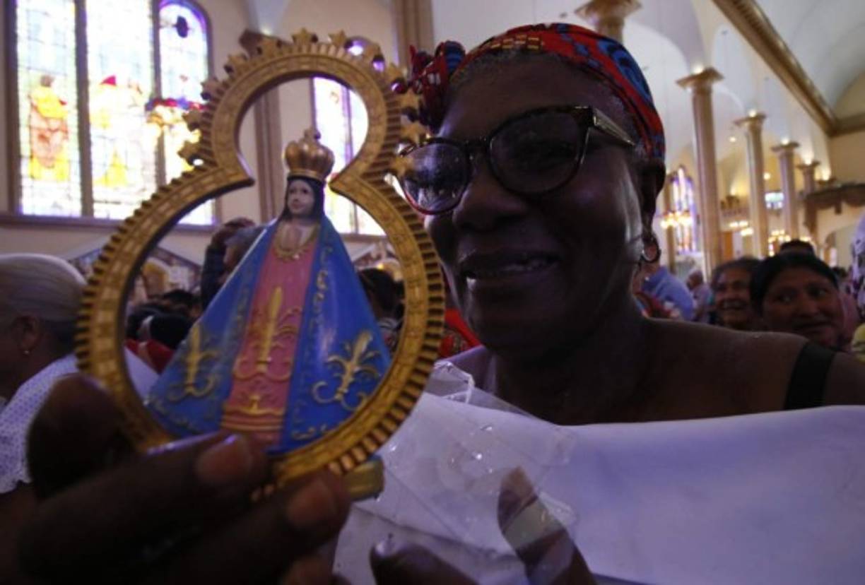 Cientos de católicos de tierra adentro comenzaron a llegar a la Aldea de Suyapa, en Tegucigalpa, para visitar la Basílica Menor de Suyapa y rindir honor y pagar promesas a la Patrona de Honduras. Fotos: LA PRENSA Y AFP