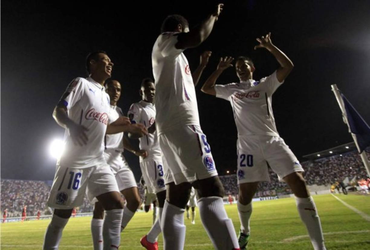 Los jugadores del Olimpia festejando la anotación de Anthony Lozano.