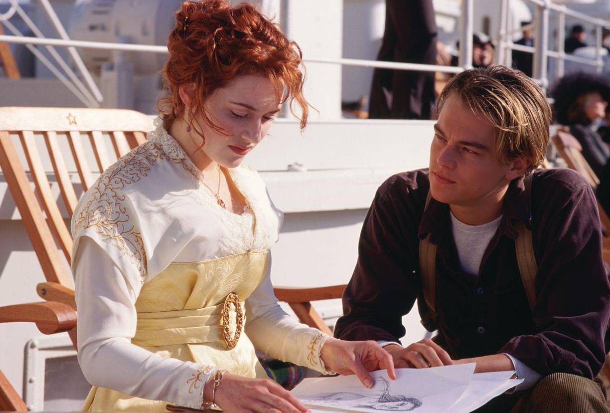 Con guion del propio cineasta canadiense, este drama narra una historia de amor imposible entre dos jóvenes, Jack Dawson (Leonardo DiCaprio) y Rose DeWitt Bukater (Kate Winslet), de distinta clase social, a bordo del trasatlántico más grande hasta entonces conocido, en su viaje inaugural desde Southampton (Inglaterra) a Nueva York (Estados Unidos).