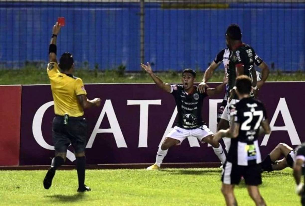 El árbitro le mostró la tarjeta roja a Cristian Cálix, quien se llevó las manos a la cabeza, con cara de incredulidad.