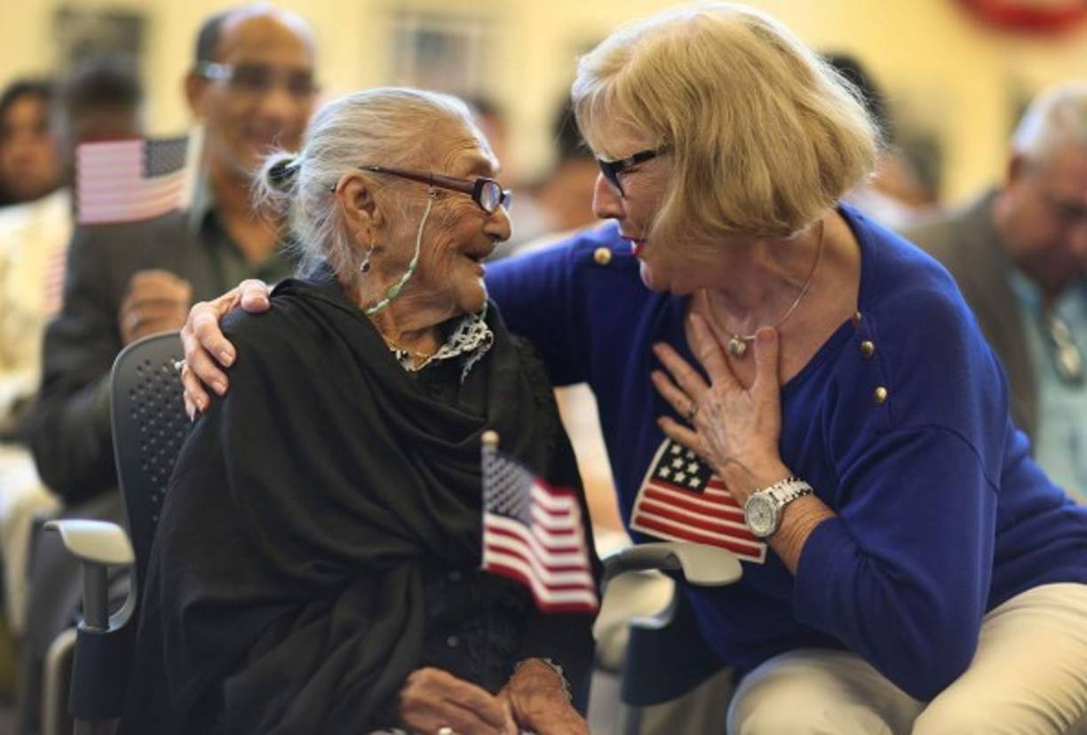 Juana Hernández porta una bandera americana durante su juramentación como ciudadana estadounidense naturalizada en la oficina de Ciudadanía y Servicios de Inmigración.<br/><br/>