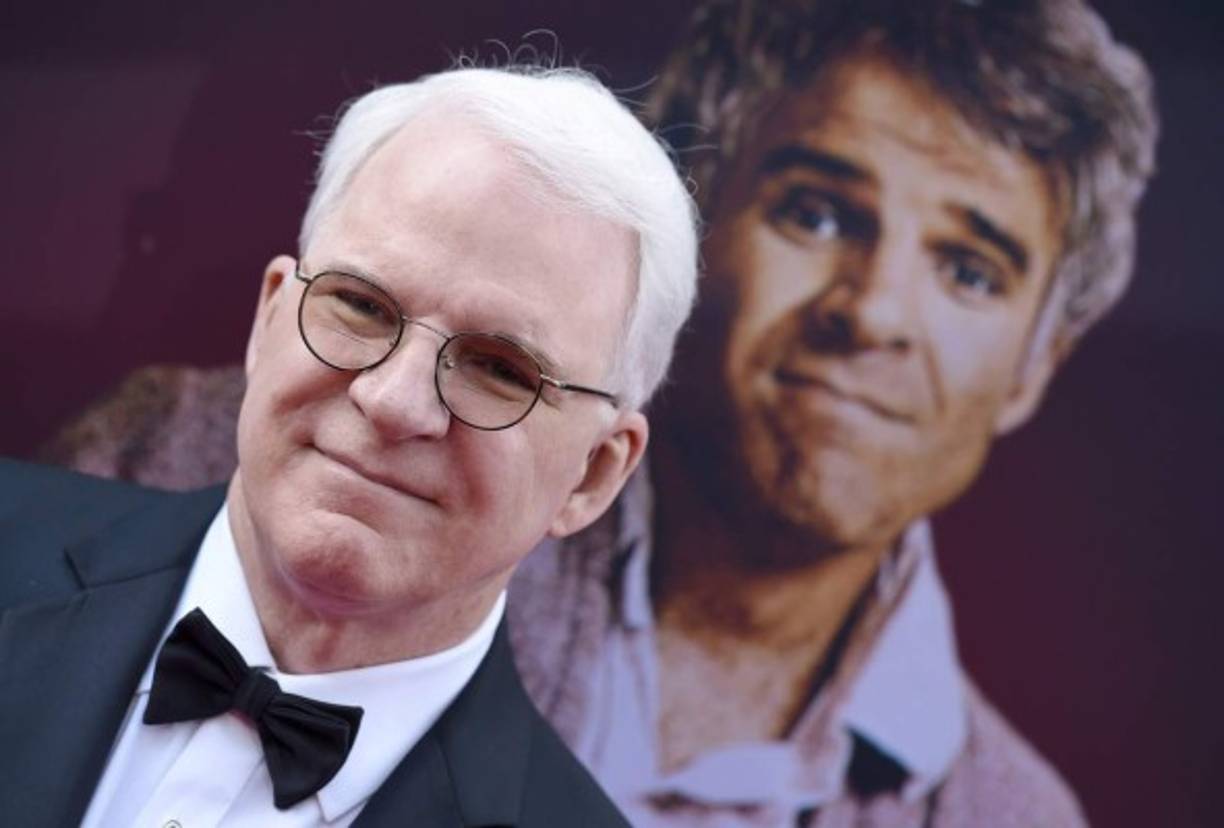 Steve Martin nació un 14 de agosto de 1945 en Waco, Texas. Es un actor, comediante, músico, productor de cine, guionista y escritor estadounidense que cuenta con una larga y exitosa trayectoria en todos los géneros.