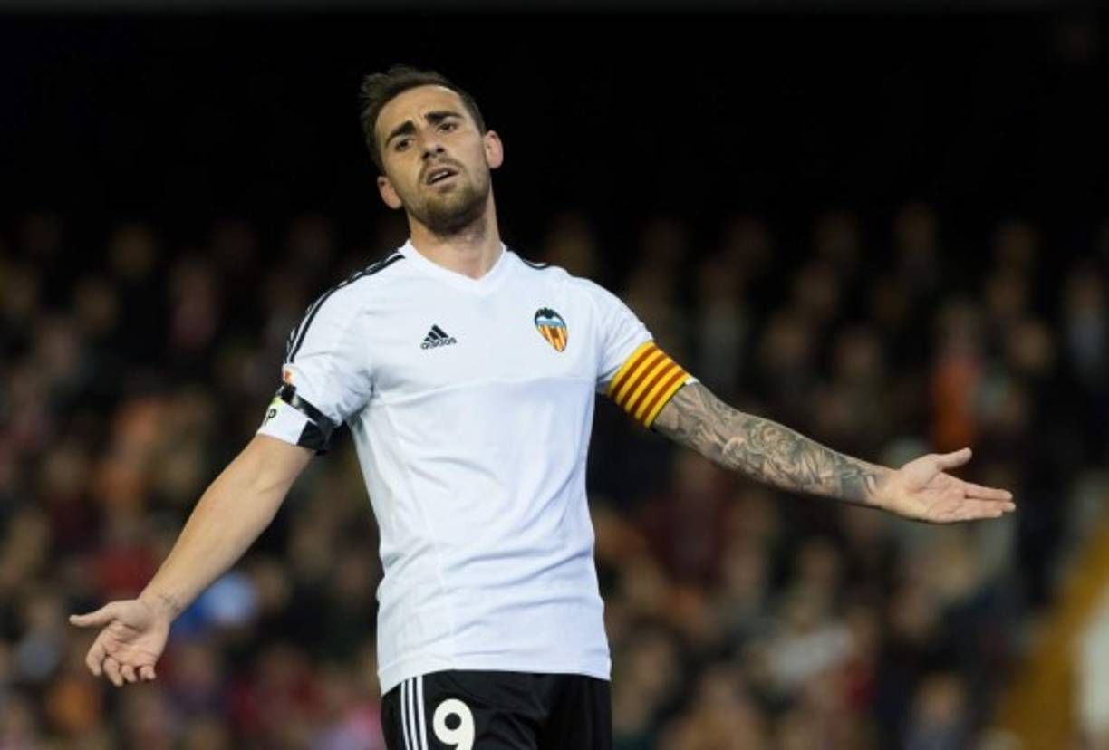Paco Alcacer es el elegido por el FC Barcelona para ocupar el puesto de cuarto delantero. Según informa Mundo Deportivo, el conjunto azulgrana tiene las negociaciones muy avanzadas con el conjunto ‘che’ por el jugador, de 22 años, que está dispuesto a llegar al Camp Nou pese a la competencia que tiene en el ataque azulgrana con Neymar, Luis Suárez y Messi. De concretarse la operación, el precio del capitán del Valencia rondaría los 30 millones de euros aunque su cláusula es de 80.