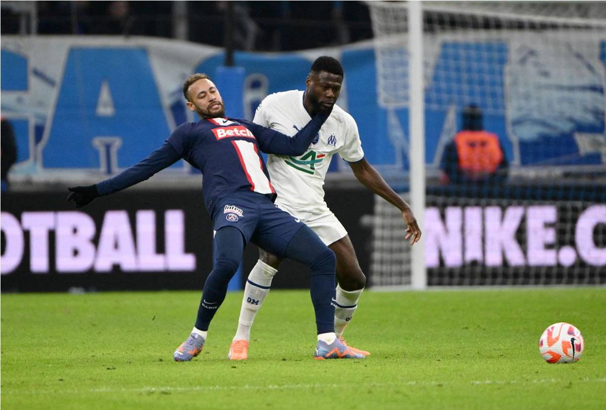 Neymar no la pasó bien contra el Marsella. Acá sufre una falta contra el defensa congoleño Chancel Mbemba.