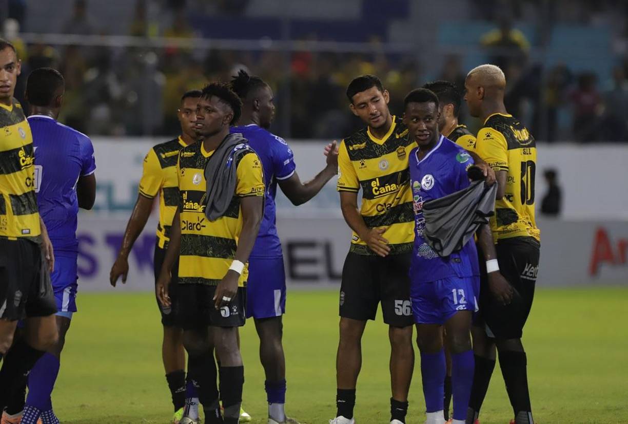 Al final del partido, los jugadores de Real España y Victoria se saludaron en la cancha del Morazán.