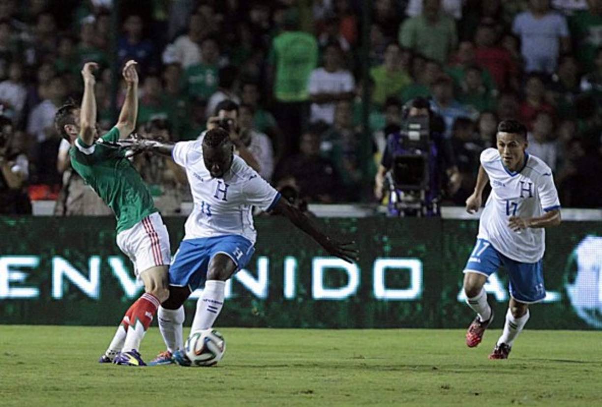 Wilmer Crisanto le roba el balón a Miguel Layún.