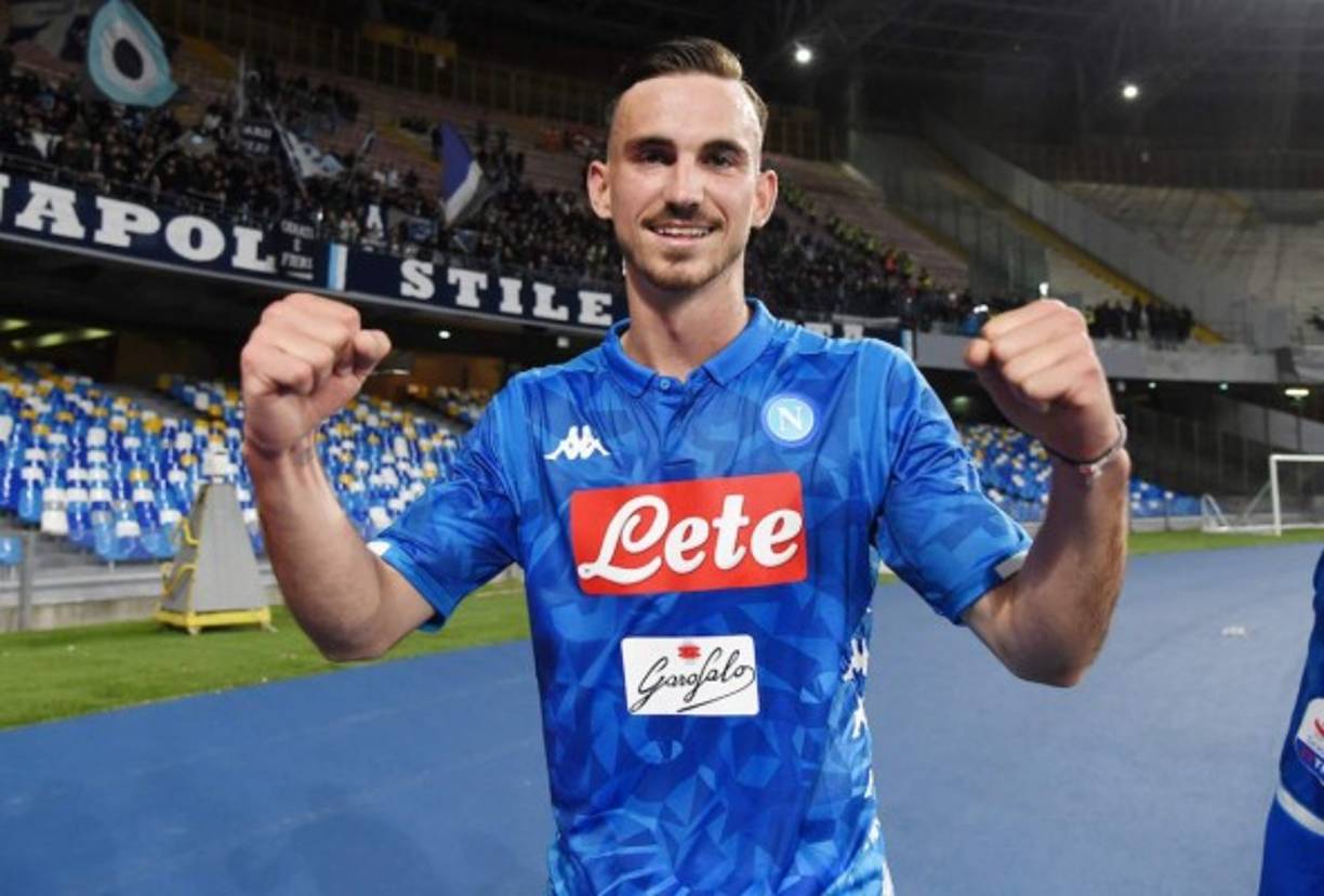 El Napoli no quiere desprenderse de Fabián Ruiz en este mercado de transferencias. “Fabián ha ido de menos a más, en una temporada muy particular. Con Gattuso empezó en un rol distinto al habitual, volvió a su posición y tuvo partidos a un nivel espectacular. Hay que valorar positivamente el año, con un título y una mejora en el último tramo', aseguró Miguel Alfaro, uno de los representantes del mediocampista español, en una entrevista con Calciomercato.it. <br/><br/>Y agregó, dando a entender que el jugador seguirá por un año más en Italia: 'No queremos precipitarnos en las decisiones. El club conoce nuestra postura y lo importante es que Fabián en cualquier caso rinda a un gran nivel y esté comprometido”.