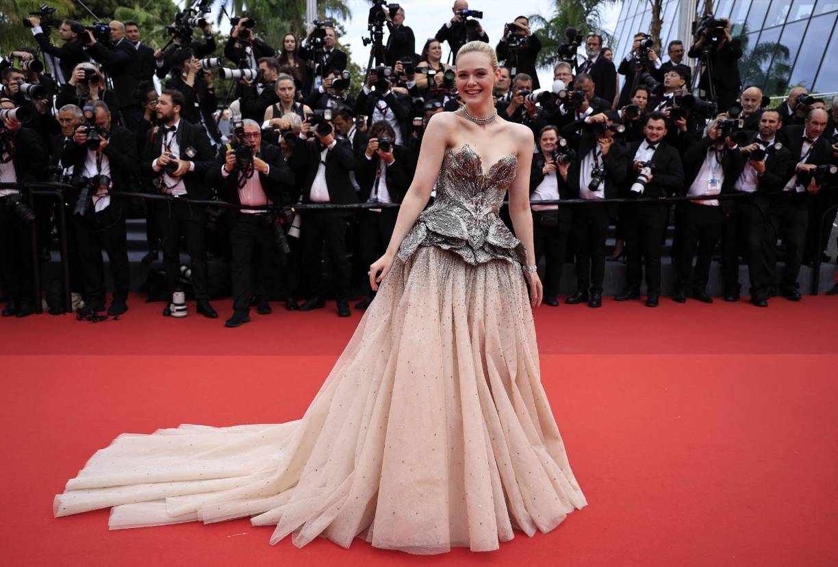 Elle Fanning, brillante con un vestido con corsé bordado en plata y amplia falda con pedrería, de Alexander McQueen. Sus joyas, de Cartier.