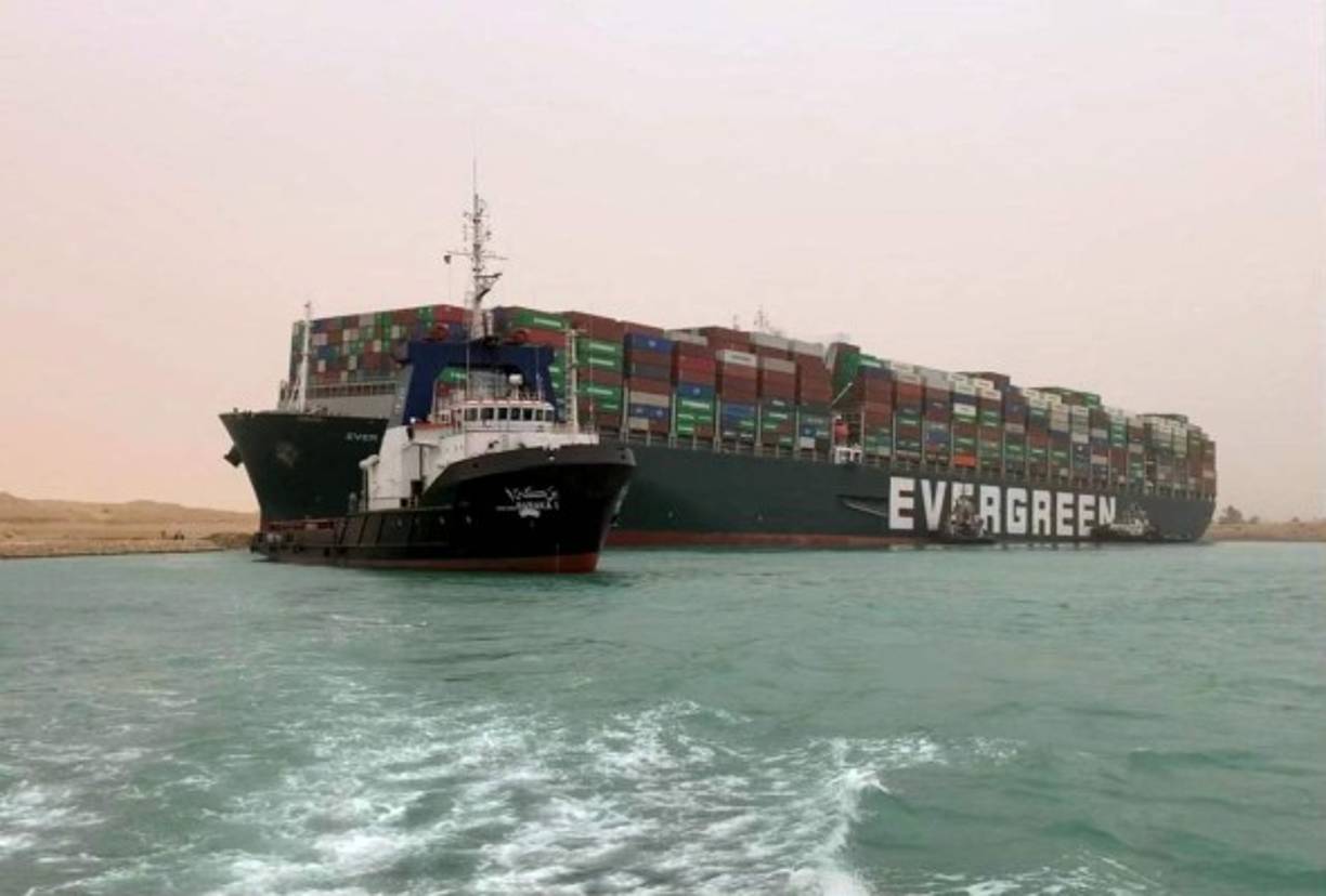 Remolques y unidades de rescate intentan desbloquear un gigantesco buque cargado con contenedores que encalló en el Canal de Suez este miércoles debido al mal tiempo y paralizó una de las rutas comerciales más transitadas del mundo donde esperan en este momento decenas de navíos, según las autoridades.