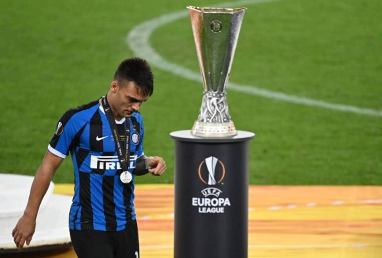 Lautaro Martínez, cabizbajo pasando al lado del trofeo de la Europa League.