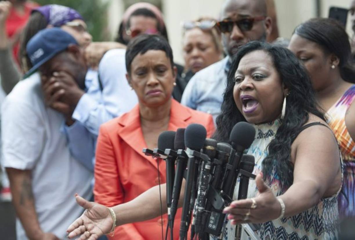 La madre de Castile, Valerie Castile, declaró '¿En qué lugar del mundo te matan por ser honesto? La absolución del asesino de mi hijo solo demuestra que hay un problema con el sistema, el sistema continúa fallando para la gente negra.' y añadió 'Cuando acaben con nosotros, irán por ustedes y sus hijos interraciales'.<br/>'Estamos involucionando como civilización.' concluyó.<br/>