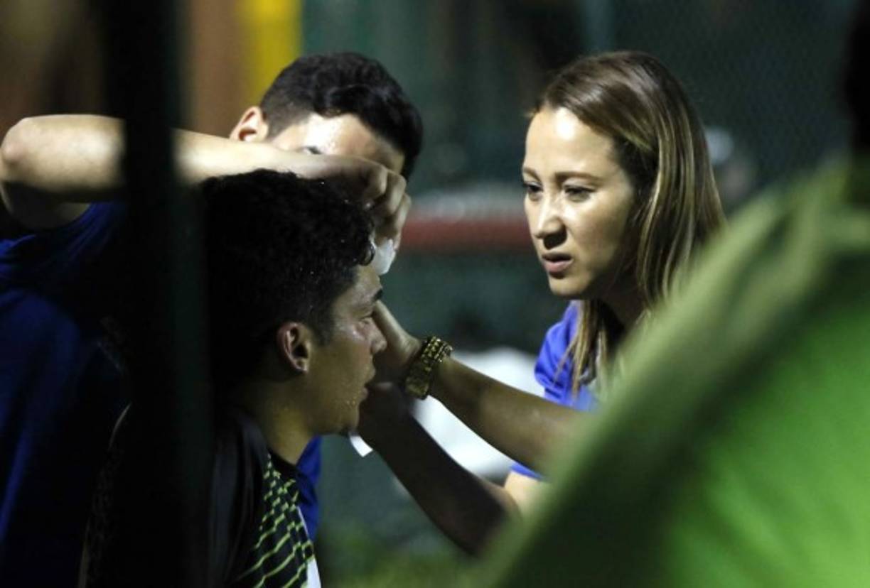 La médico del Real de Minas atendiendo a un jugador del equipo luego de que sufriera un corte en el rostro tras un choque con un futbolista del Honduras Progreso.