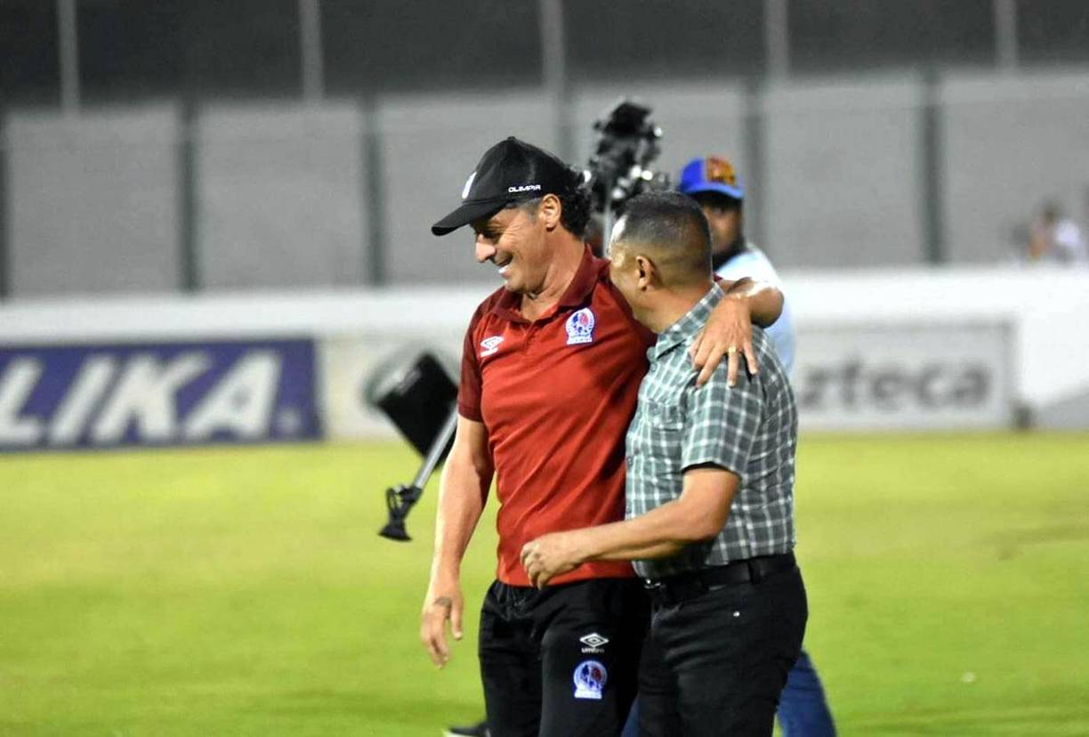 Pedro Troglio y Humberto Rivera se retiraron del campo al final del partido con un abrazo y muy sonrientes.