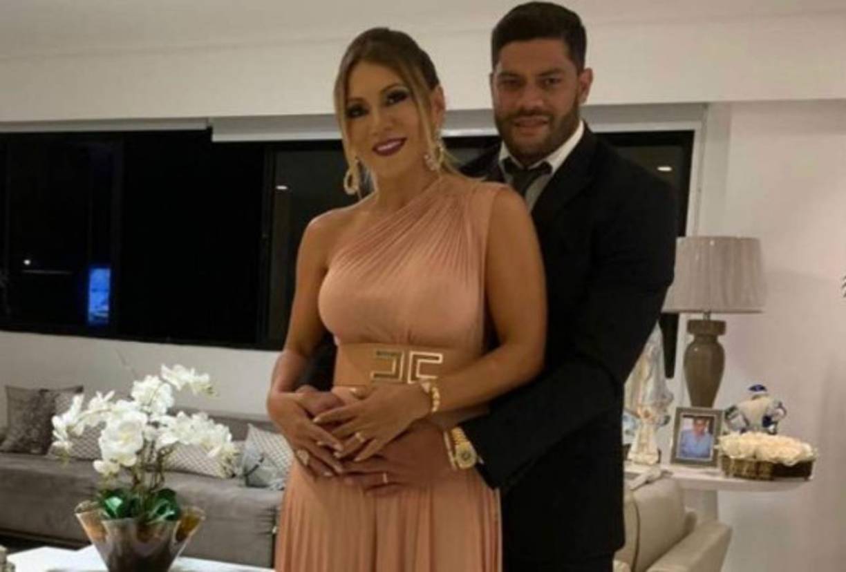 Camila actualmente tiene 31 años de edad, su familia ya está informada de la relación y fue el mismo futbolista quien comunicó el tema. “Llamó a los padres y al hermano. Le dijo la verdad a la familia. Ellos comenzaron a salir en octubre”, explicó el asesor de Hulk.