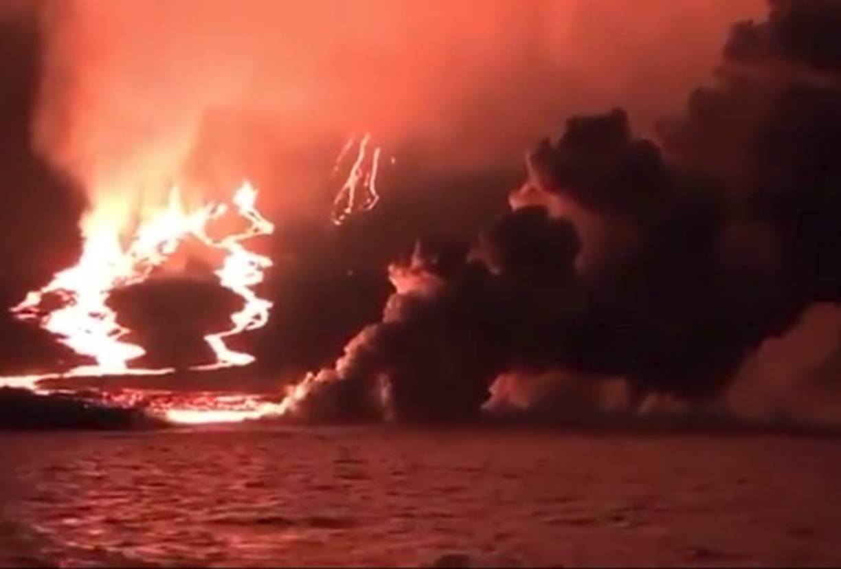 El Sierra Negra, situado en el sur de la Isla Isabela, entró en erupción luego de detectarse un incremento en su actividad sísmica, según informó el Instituto Geofísico (IG) de la Escuela Politécnica Nacional.