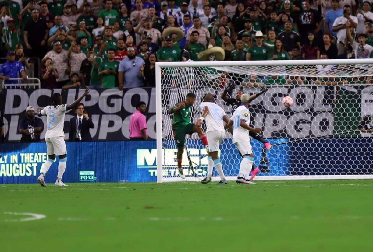 Luis ‘Buba’ López salió a querer tapar el cabezazo de Romo, pero no pudo evitar el gol.
