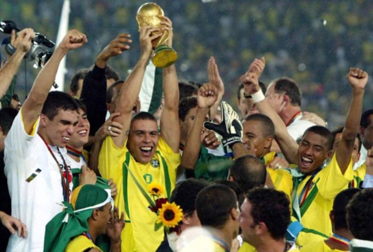 Mundial de Corea del Sur y Japón 2002 - El primer Mundial disputado en suelo asiático dejó campeón a Brasil, nuevamente venciendo a Alemania (2-0) el combinado que mas finales ha disputado en la historia de los Mundiales. Ronaldo, que fue triste protagonista en la final de 1998, se desquitaría con un doblete que valdría para que la Canarinha se convirtiera en pentacampeona en el estadio de Yokohama.