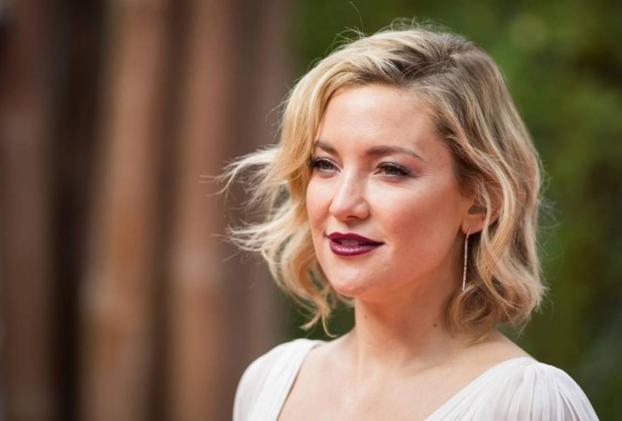 En un peinado sencillo, pero con mucho estilo, la estrella lució su cabello rubio que estaba acompañados con ondas.