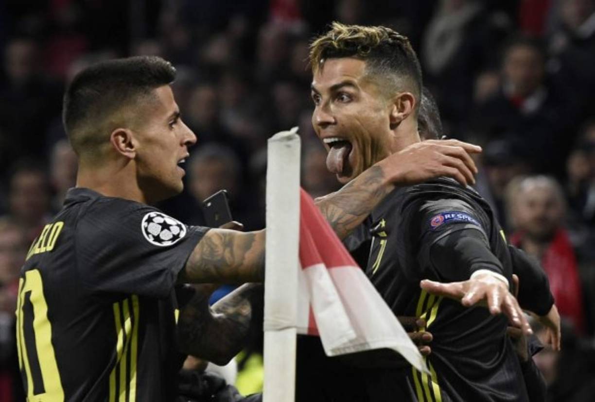 En su festejo, CR7 sacó la lengua y fue felicitado por sus compañeros.