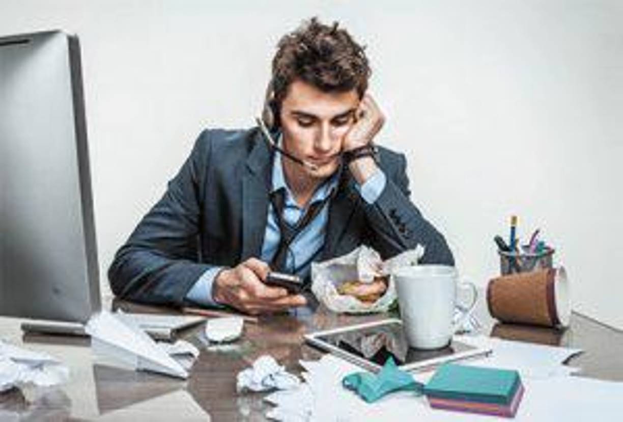 <b>3. Dificultad para concentrarse: </b>Problemas para concentrarse en tareas escolares o actividades debido a la preocupación por lo que están haciendo otros.