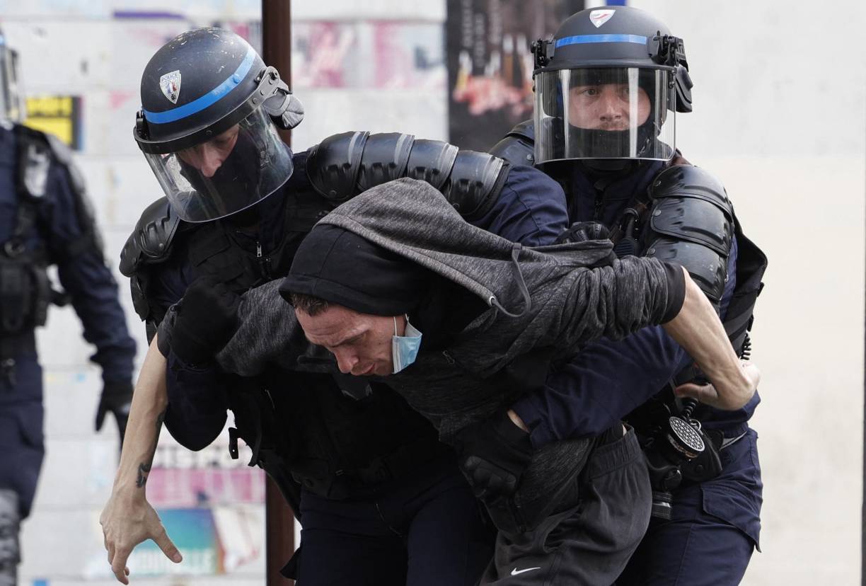 La Prefectura de Policía indicó que a las 15.00 locales ya se habían practicado 30 detenciones. Los agentes respondieron a la acción de grupos violentos con cargas y el lanzamiento de gases lacrimógenos.