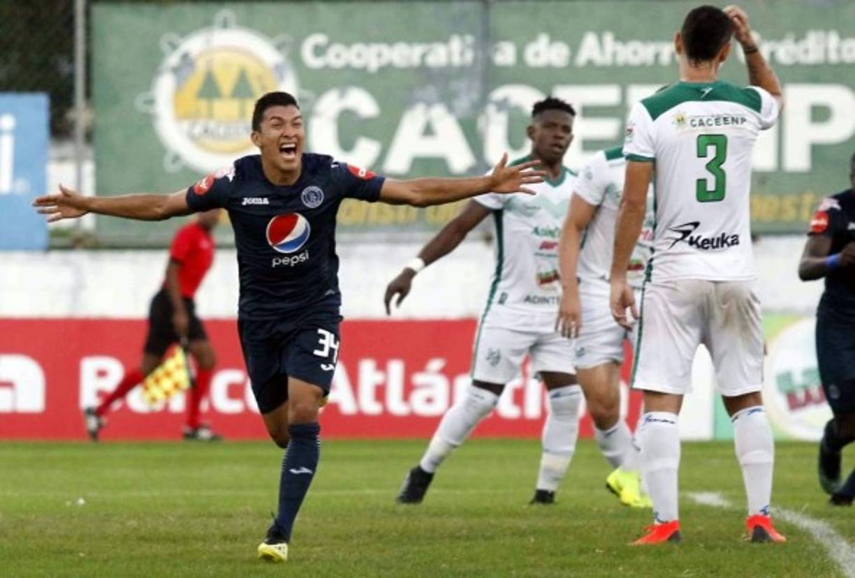 Las dos caras: Kevin López festejando su gol y los jugadores del Platense lamentándose.