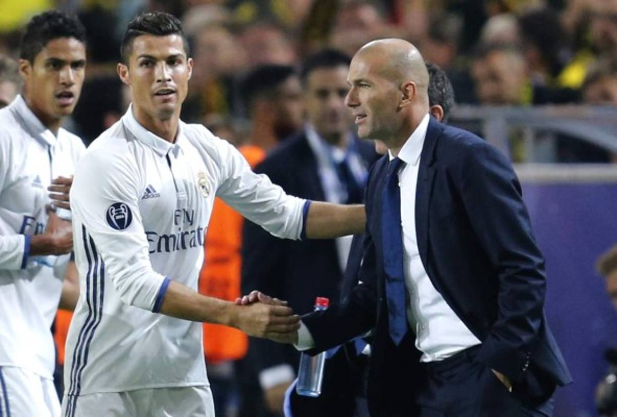 Cristiano Ronaldo seguirá siendo jugador del Real Madrid por 'los próximos 2 o 3 años', dijo este sábado en Los Ángeles el entrenador de los merengues, Zinedine Zidane. 'Se ha hablado mucho en torno a Cristiano, que se quería marchar, pero cuando charlé con él estaba muy tranquilo. Está disfrutando de sus vacaciones y el 5 (de agosto) estará con nosotros. Lo miro y escucho como todos, lo que me importa es lo que él quiere hacer con el Madrid y yo creo que se va a quedar', dijo. 'Creo que se quedará con nosotros por los próximos 2 o 3 años', remarcó.