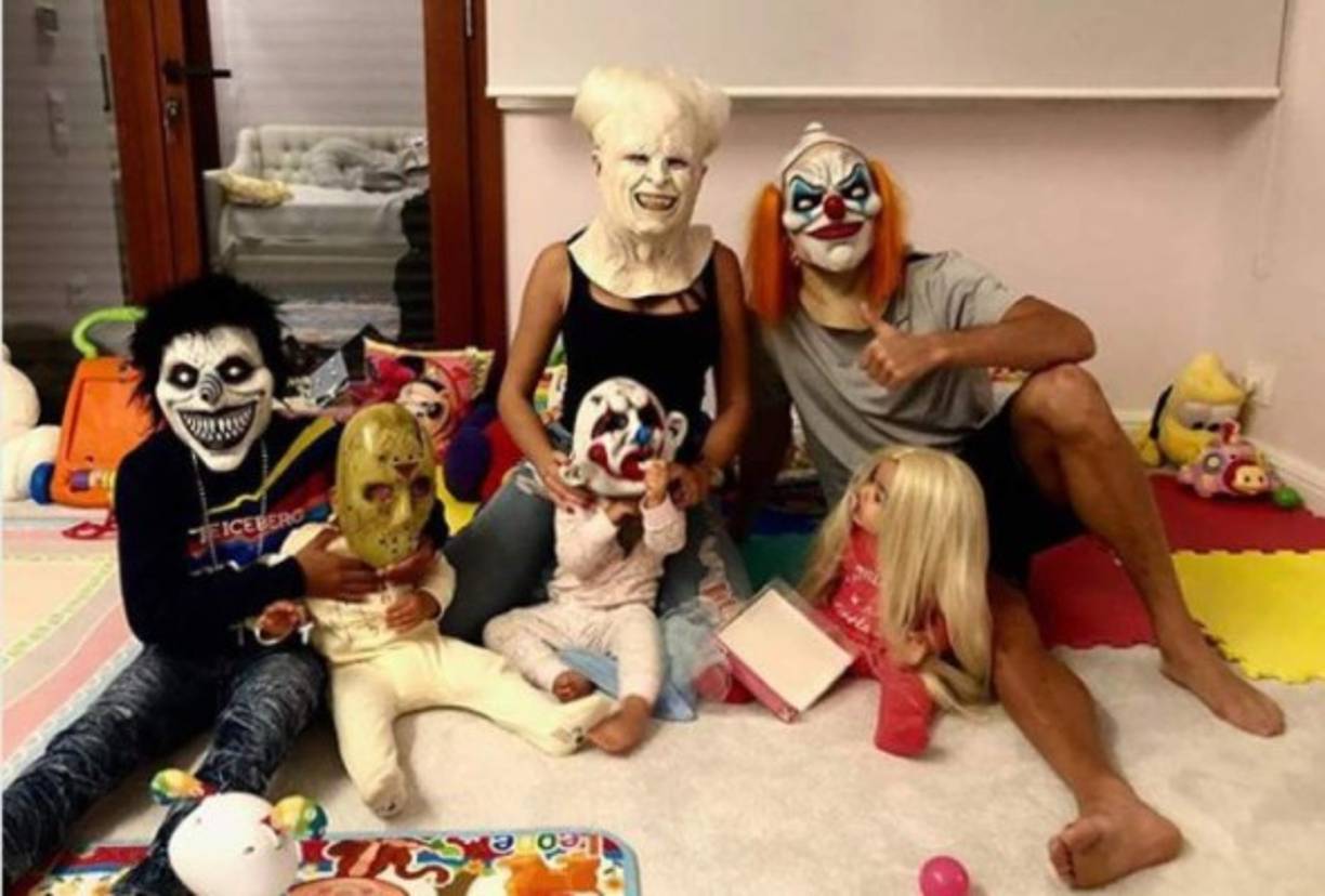 Los deportistas no han querid quedarse al margen de Halloween y muchos de ellos se han unido a esta terrorífica celebración. Cristiano Ronaldo subió esta foto junto a su familia en donde aparecen con máscaras de payasos malvados y su chica del Conde Drácula.