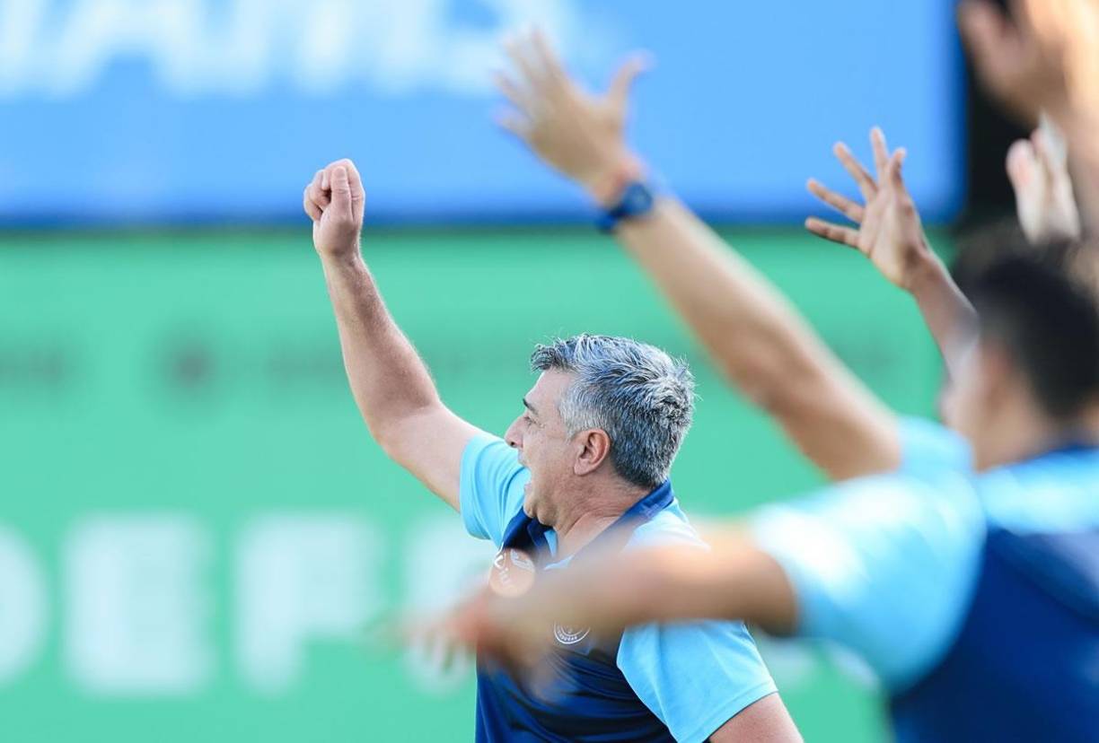 Diego Vázquez estaba molesto en el partido. Acá, pidiendo una tarjeta al árbitro para un jugador del Marathón.