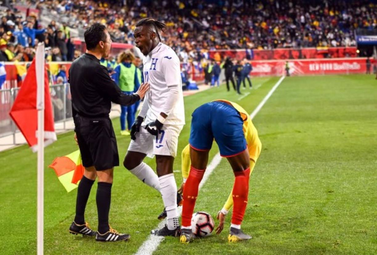 Alberth Elis terminó discutiendo con el línea uno del partido Mario López por pitar falta a favor de Ecuador en la acción con Robert Arboleda.