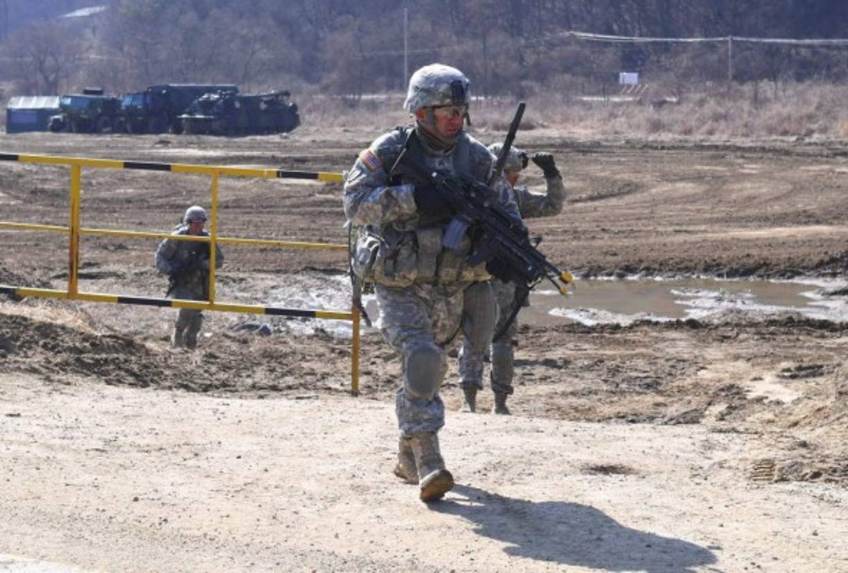 Las dos Coreas siguen técnicamente en guerra ya que el conflicto que las enfrentó (1950-1953) acabó con un alto el fuego en lugar de un tratado de paz.