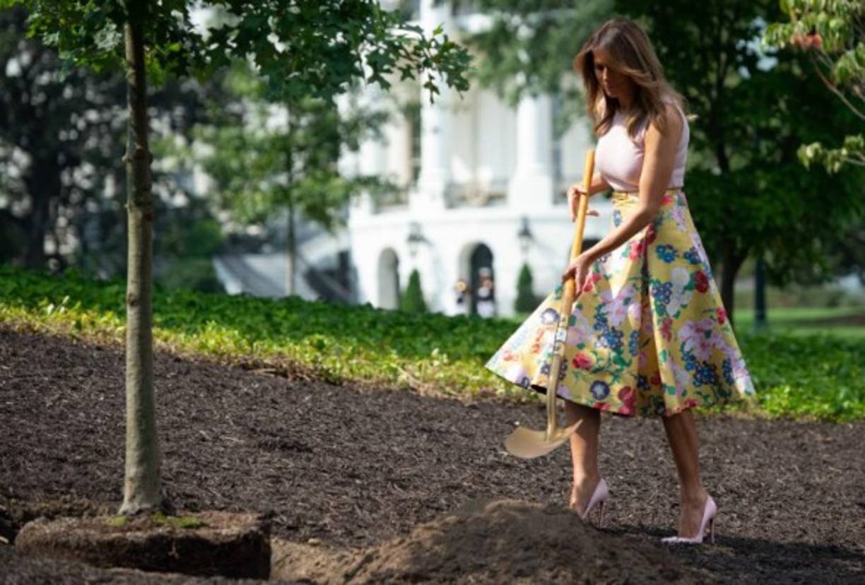 Melania Trump se encuentra en el centro de la controversia luego de que apareciera plantando un árbol con sus tradicionales tacones Louboutin en un acto oficial en la Casa Blanca.