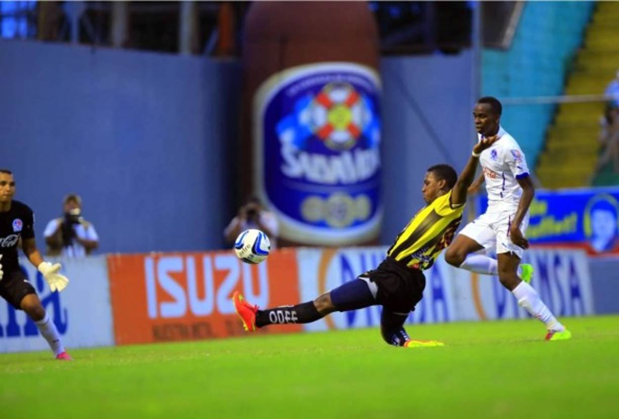 Bryan Róchez se fue en blanco en esta jugada.