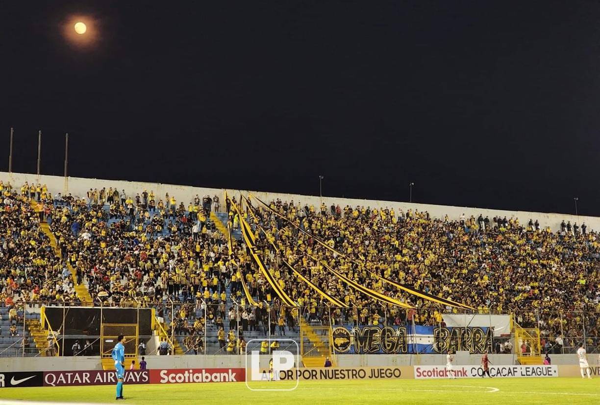 Un gran número de aficionados del Real España coparon el sector de sol del estadio Morazán.