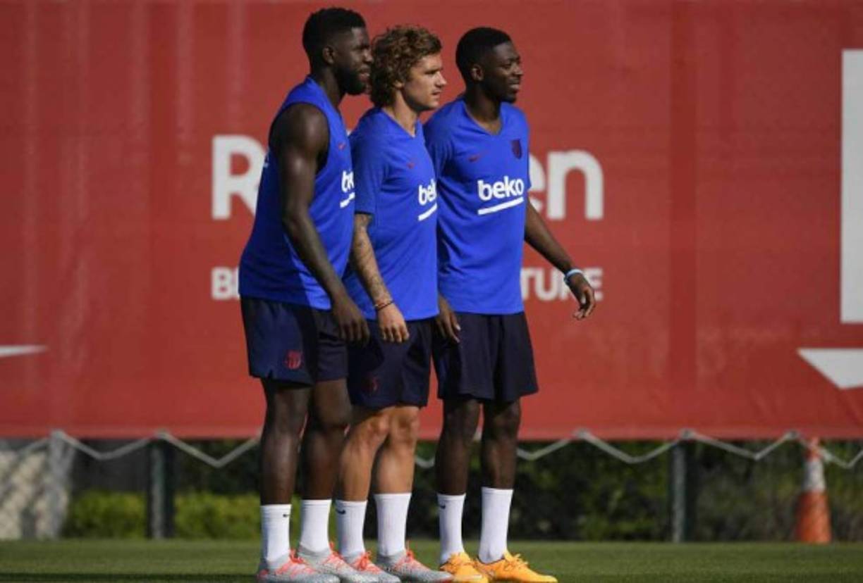 Precisamente, en su primer entrenamiento como azulgrana Griezmann saltó al césped acompañado por Umtiti y Dembélé, compañeros en la selección francesa.