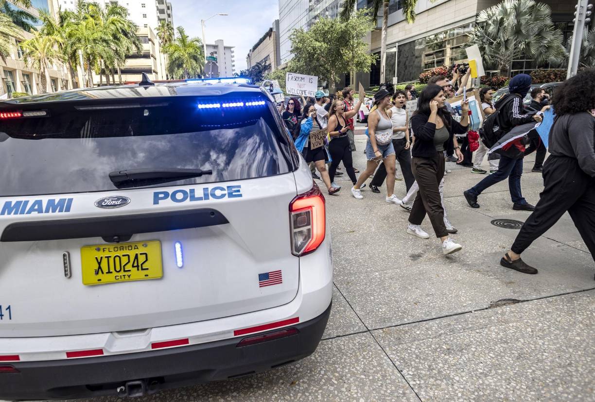 Durante la concentración y la posterior marcha no se produjeron incidentes y la presencia policial era relativamente discreta cuando llegaron hasta el hotel Four Seasons de Brickell. 