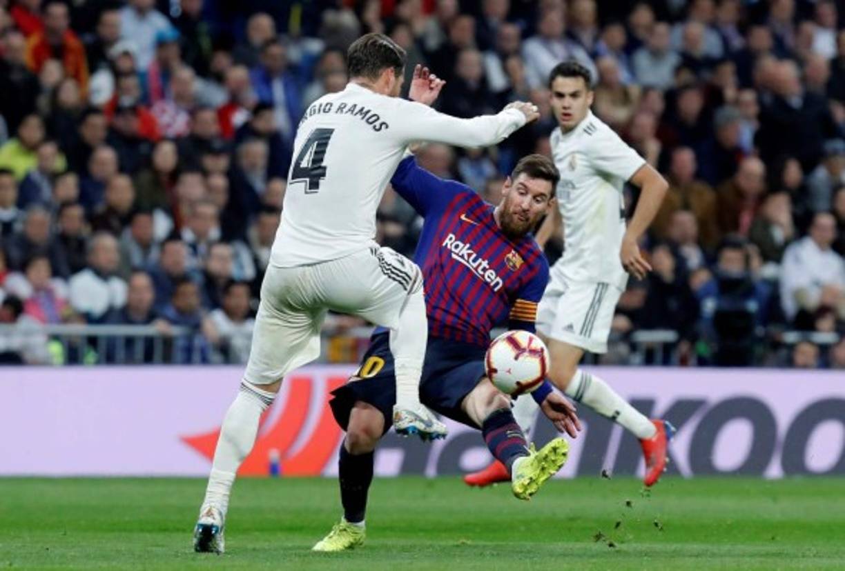 Antes de la agresión de Ramos a Messi, la polémica se dio por una disputa del balón entre ambos. El crak argentino casi golpea al zaguero español.