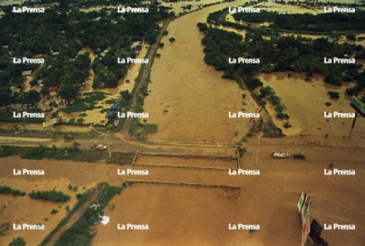 Cerca del aeropuerto durante. Canal Chotepe (canaliza aguas del Chamelecón) rebasó el nivel e inundó el bulevar del este y colonias cercanas. Después. Este canal, cercano al aeropuerto Villeda Morales, no es objeto de mantenimiento. En sus extremos hay más casas.