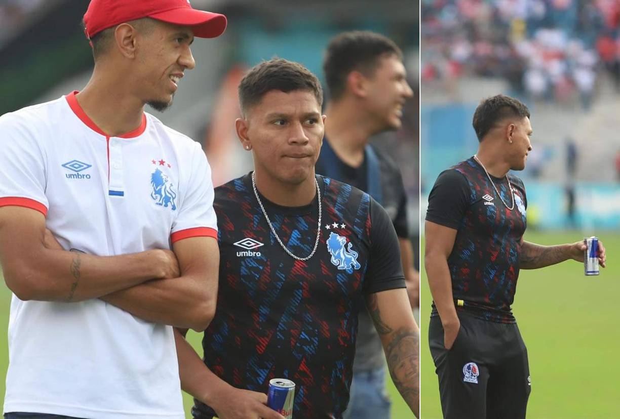 El jugador del Olimpia, Brayan Moya, llamó la atención al aparecer tomando una bebida energizante antes del partido de ida de la final.