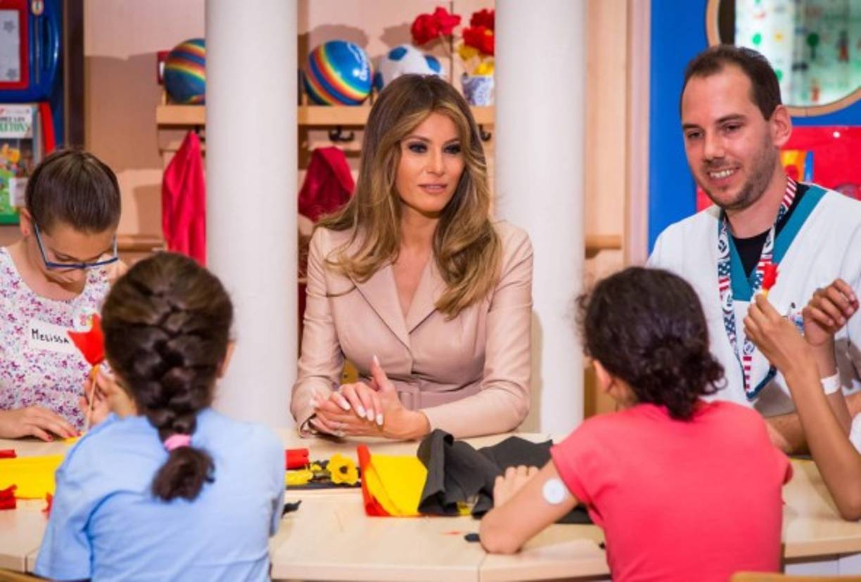 La exmodelo y madre de un niño de diez años, hizo flores de papel y otras manualidades con los menores internados en el hospital belga.