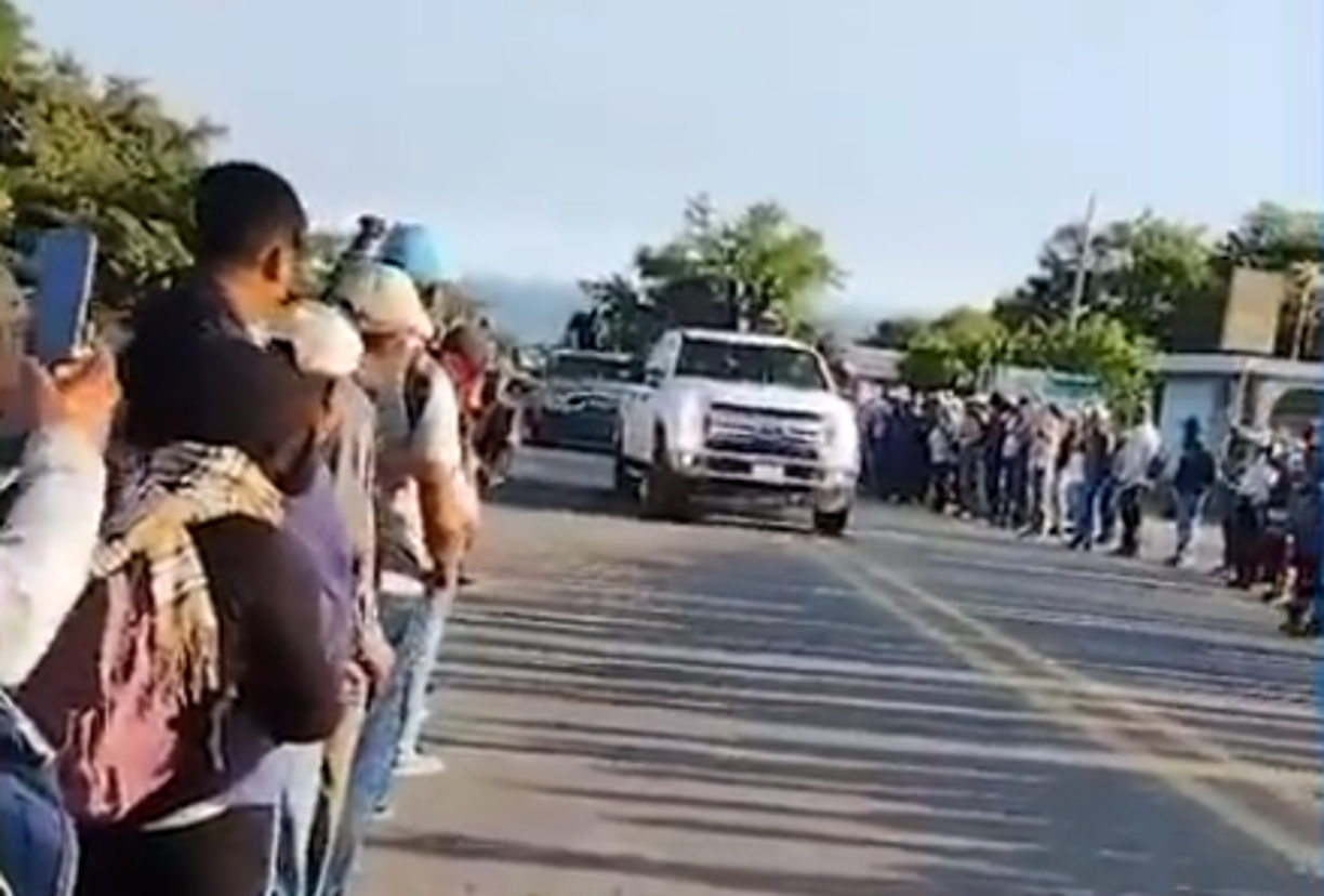 “¡Puro Sinaloa!” Convoy de sicarios presume potentes armas en desfile