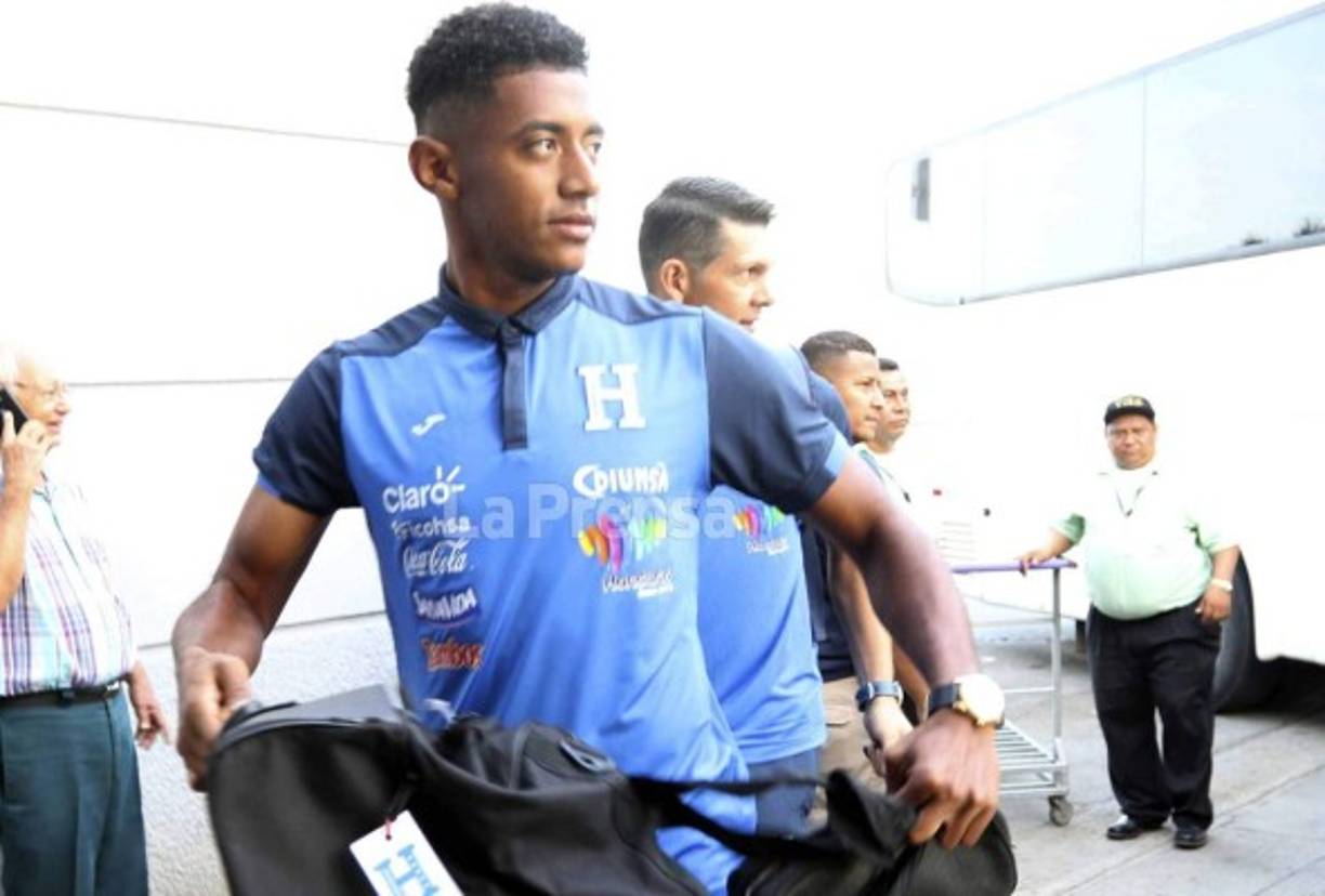 Anthony 'Choco' Lozano, la figura del Barça B que comandará el ataque de la Selección de Honduras contra Trinidad y Tobago en el 'juego de la vida o la muerte' este viernes, se vio envuelto en un penoso incidente entre periodistas. Los comunicadores acaloraron la rueda de prensa al irse a las palabras, dejando estupefacto al 'Choco', quien se mostró incómodo ante el embarazoso escenario.