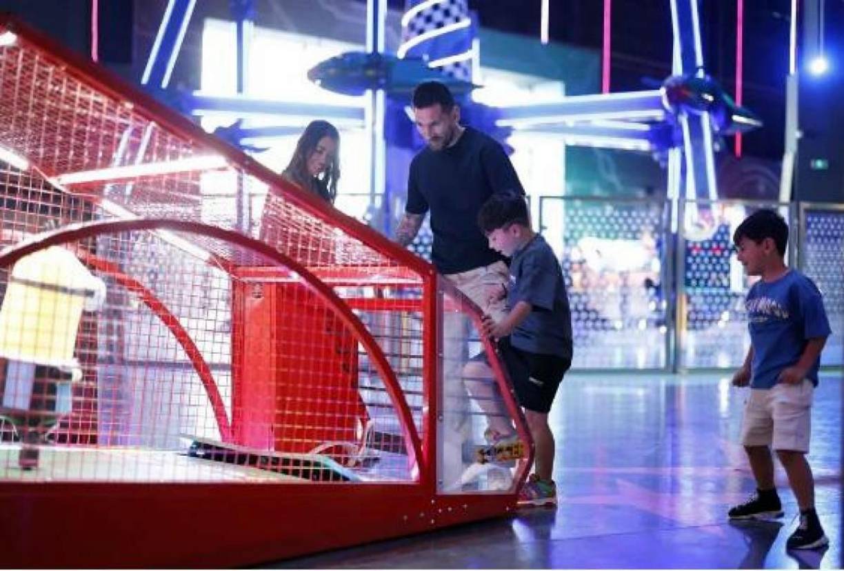 Lionel Messi, su esposa Antonela Roccuzzo y sus hijos jugando en un parque de diversiones en Riad.