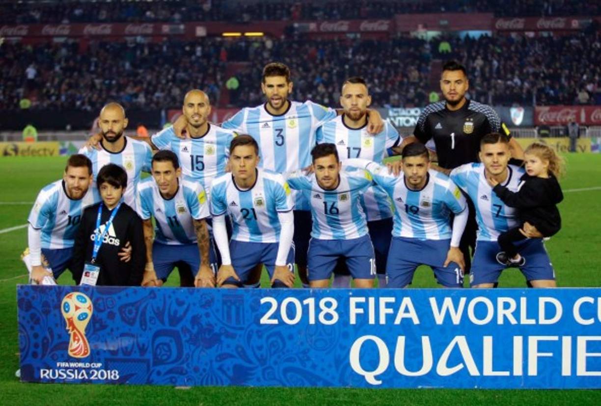 Argentina: 'La Albiceleste' - Es conocida como la Albiceleste en alusión a los colores de la bandera y a la camiseta nacional. Argentina. Está a cargo de la Asociación del Fútbol Argentino (AFA), perteneciente a la Conmebol. Su primer partido internacional fuera de Argentina fue en 1901, en Montevideo, contra la Selección de fútbol de Uruguay.